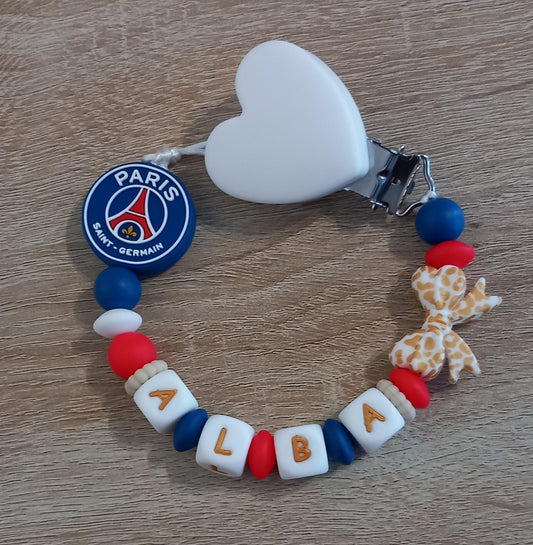 Attache tétine personnalisée Paris Saint Germain. Modèle Alba PSG pour fille. Cadeau naissance et jeunes parents. Création française.