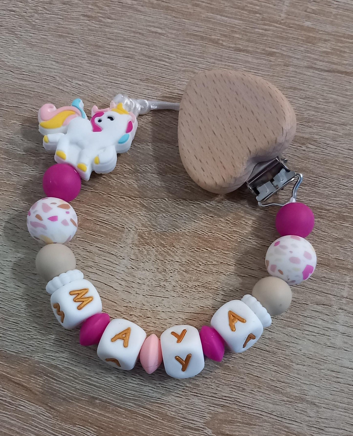 Attache tétine personnalisée, licorne blanche. Modèle Maya pour cadeau naissance, baby shower, jeunes parents. Création française, fait main