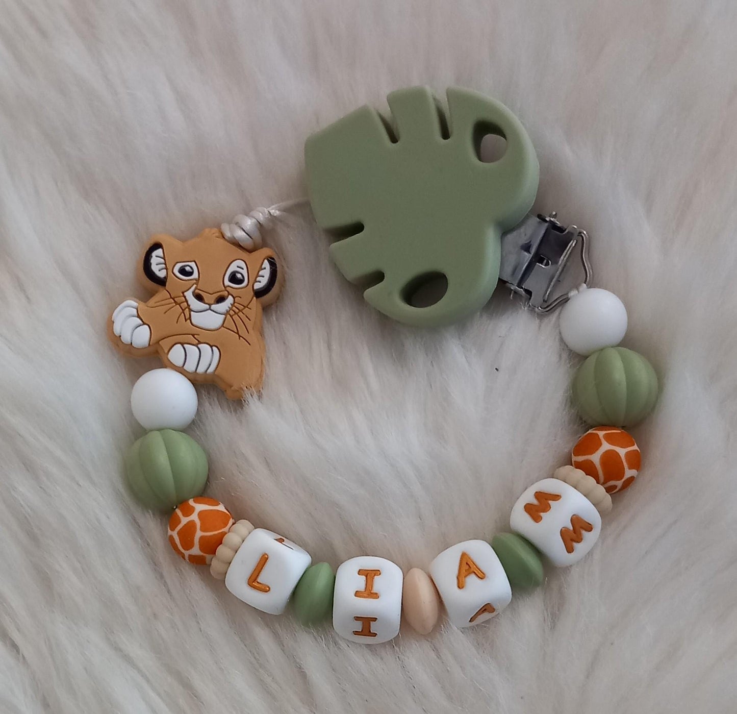 Attache tétine personnalisée Lion. Modèle Liam, Jungle et Imprimé léopard. Cadeau naissance, baby shower, jeunes parents. Création française