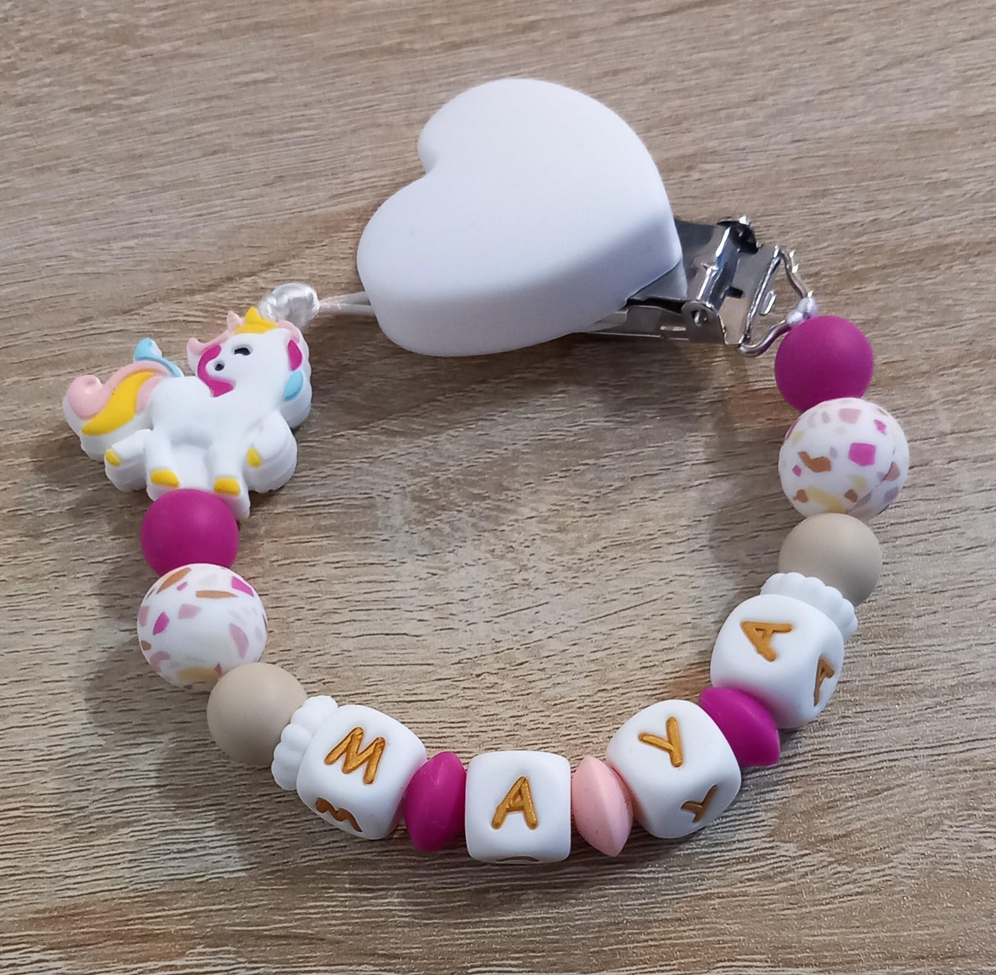 Attache tétine personnalisée, licorne blanche. Modèle Maya pour cadeau naissance, baby shower, jeunes parents. Création française, fait main
