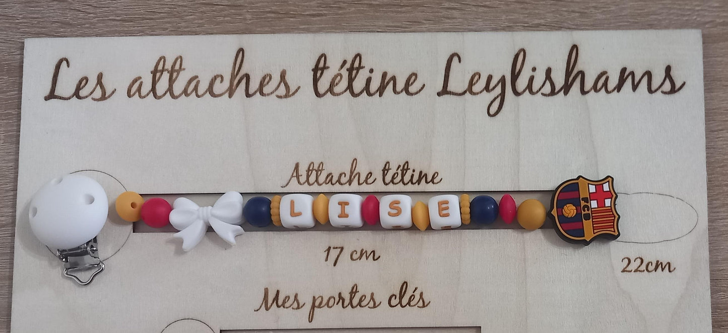 Attache tétine personnalisée, FC Barcelone. Modèle Lise FCB pour fille. Cadeau naissance, baby shower, jeunes parents. Création française.