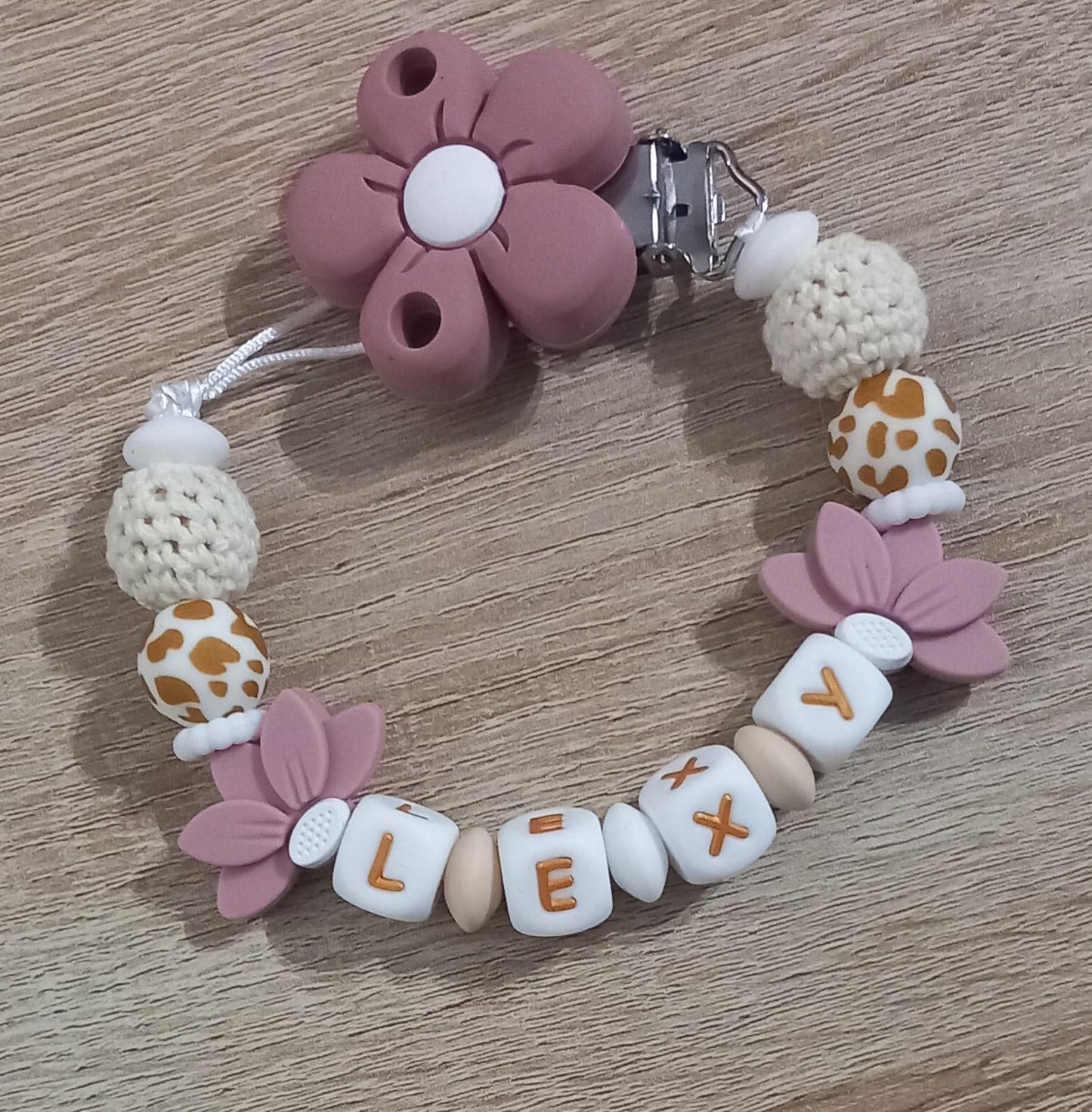 Attache tétine personnalisée. Modèle Lexy, thème fleur et jungle. Cadeau naissance, baby shower, jeunes parents. Création française.