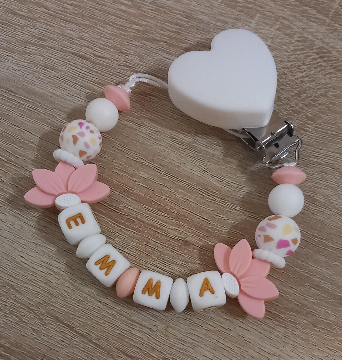 Attache tétine personnalisée fleurs de lotus. Modèle Emma, thème floral. Cadeau naissance, baby shower, jeunes parents. Création française.