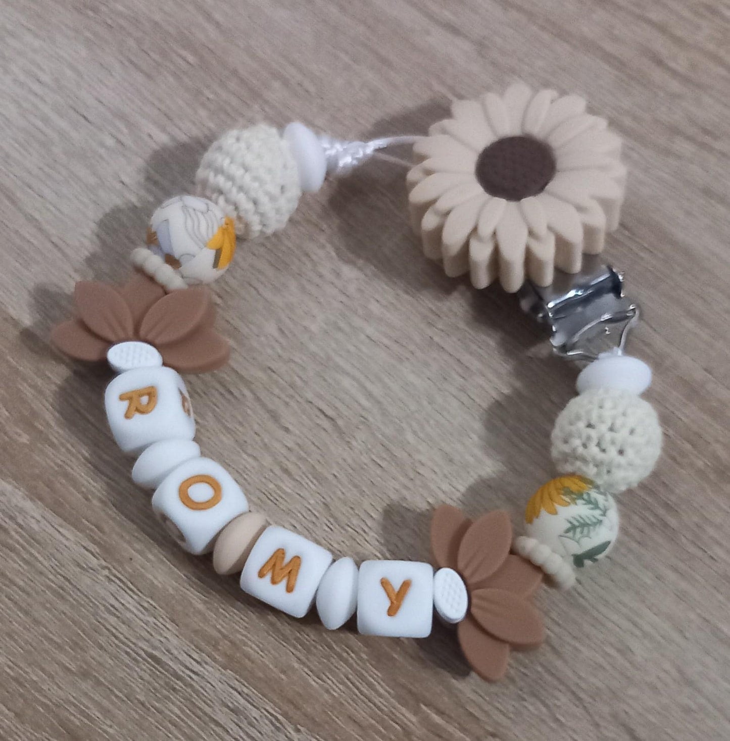 Attache tétine personnalisée fleurs de tournesol et lotus. Modèle Romy. Cadeau naissance, baby shower, jeunes parents. Création française