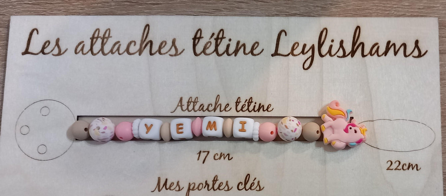 Attache tétine personnalisée, licorne rose. Modèle Yemi pour cadeau naissance, baby shower, jeunes parents. Création française, fait main.