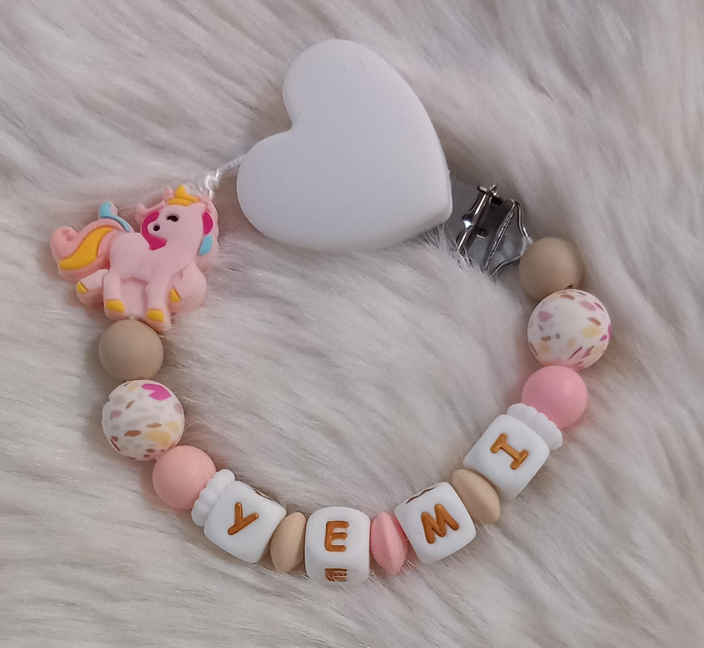 Attache tétine personnalisée, licorne rose. Modèle Yemi pour cadeau naissance, baby shower, jeunes parents. Création française, fait main.
