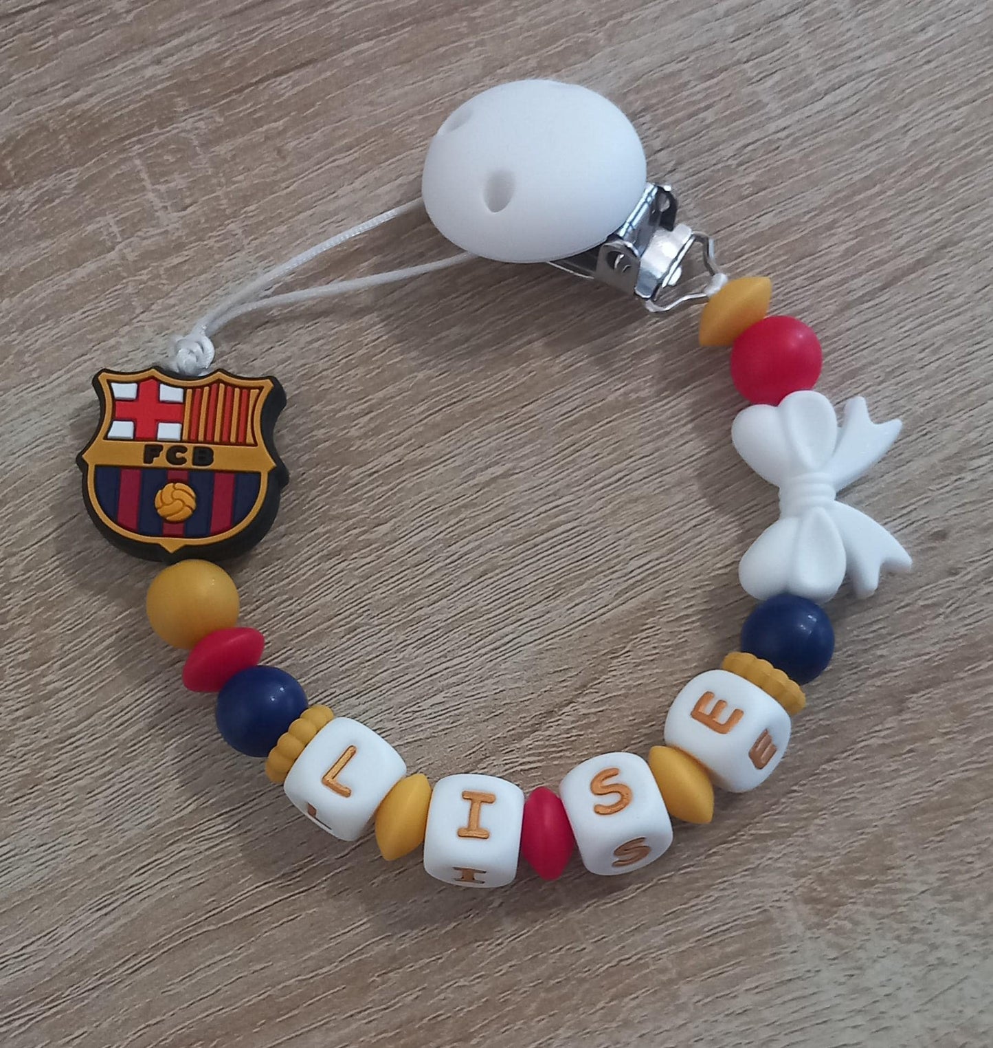 Attache tétine personnalisée, FC Barcelone. Modèle Lise FCB pour fille. Cadeau naissance, baby shower, jeunes parents. Création française.