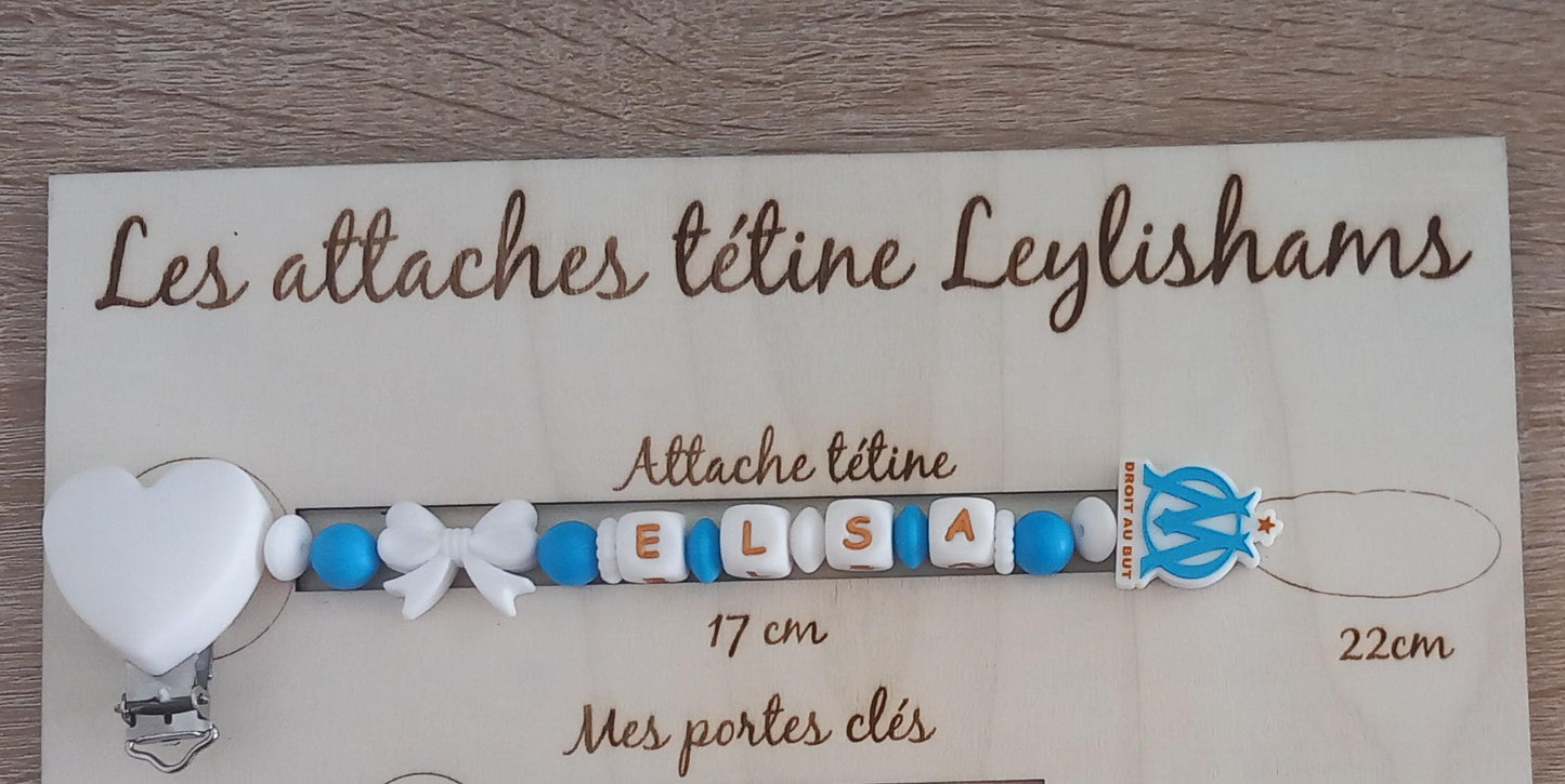 Attache tétine personnalisée Olympique de Marseille. Modèle Elsa OM fille. Cadeau naissance, baby shower, jeunes parents. Création française