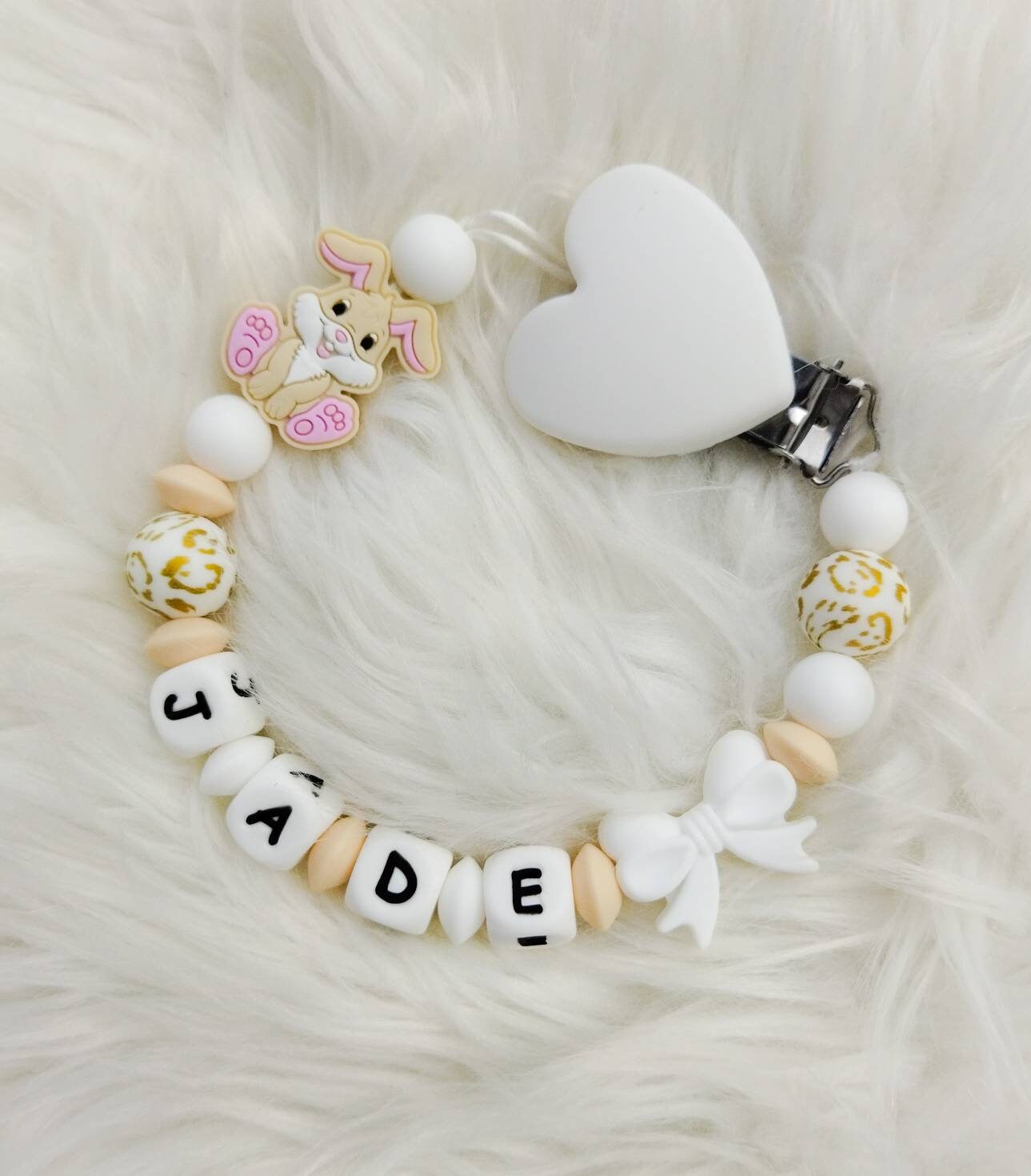 Attache tétine personnalisée Lapin. Thème girly. Cadeau naissance, baby shower, cadeau jeunes parents. Création française, fait main.
