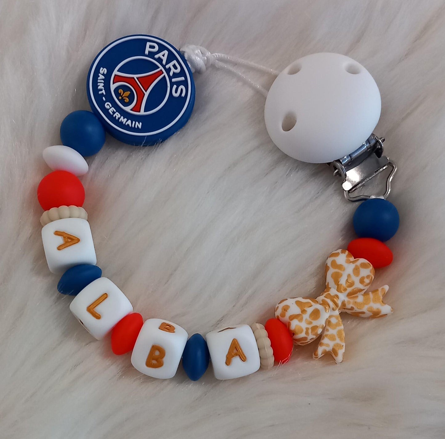 Attache tétine personnalisée Paris Saint Germain. Modèle Alba PSG pour fille. Cadeau naissance et jeunes parents. Création française.