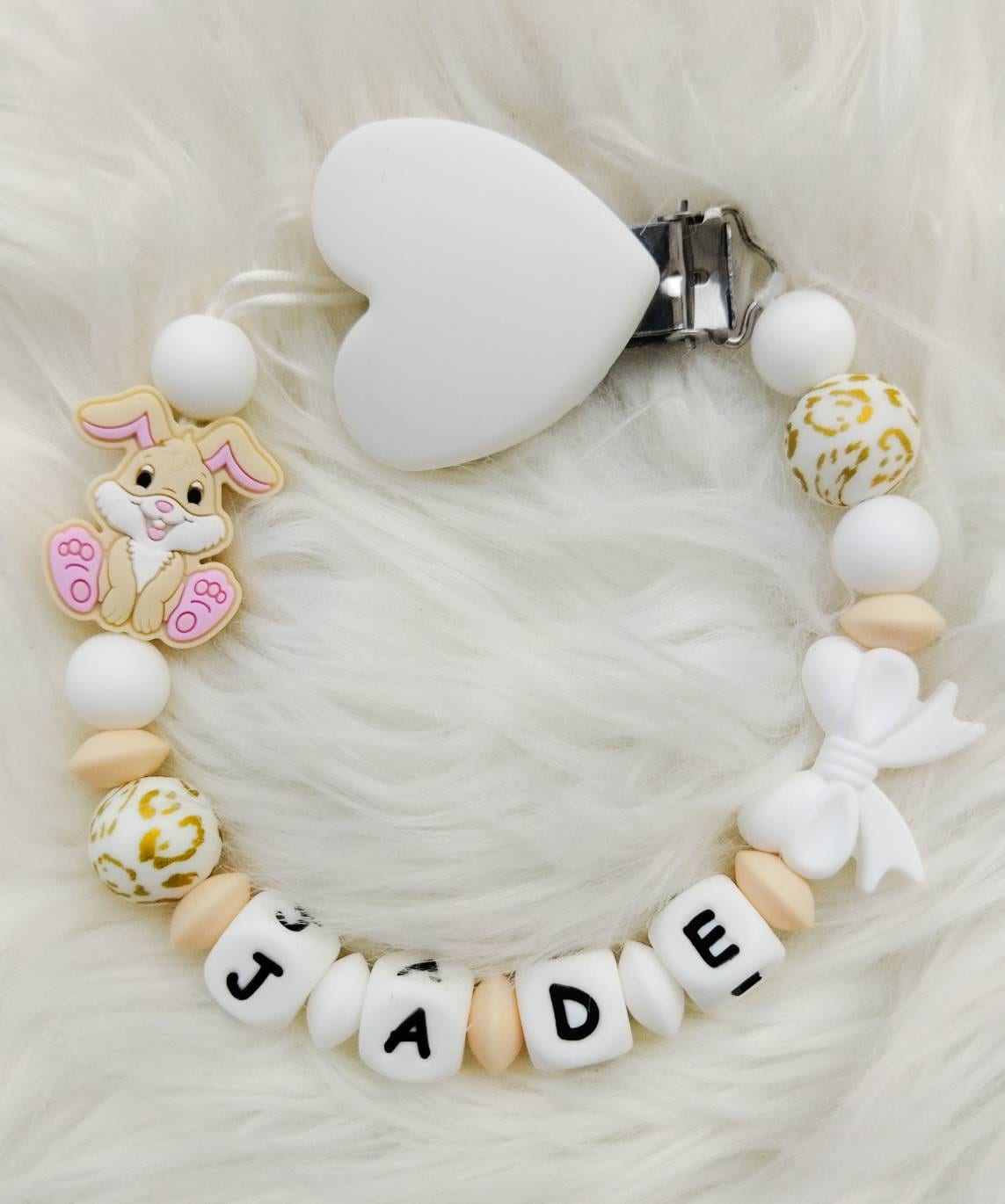Attache tétine personnalisée Lapin. Thème girly. Cadeau naissance, baby shower, cadeau jeunes parents. Création française, fait main.