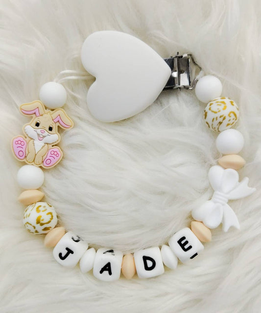 Attache tétine personnalisée Lapin. Thème girly. Cadeau naissance, baby shower, cadeau jeunes parents. Création française, fait main.