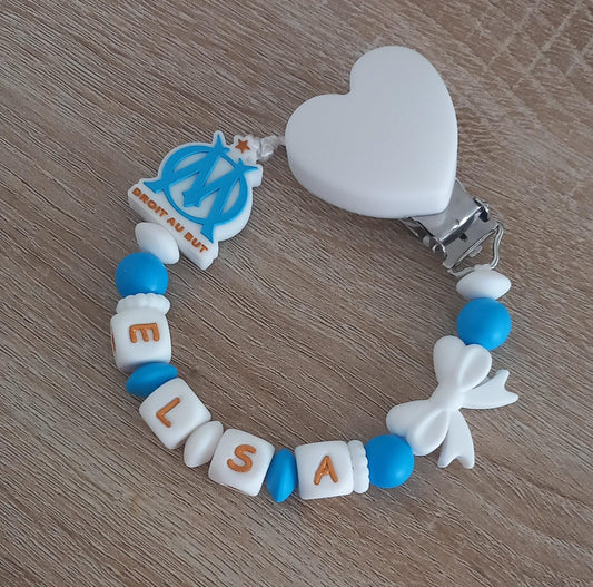 Attache tétine personnalisée Olympique de Marseille. Modèle Elsa OM fille. Cadeau naissance, baby shower, jeunes parents. Création française