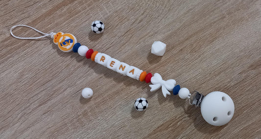 Attache tétine personnalisée Real Madrid. Modèle Rena pour fille. Cadeau naissance, baby shower, jeunes parents. Création française.