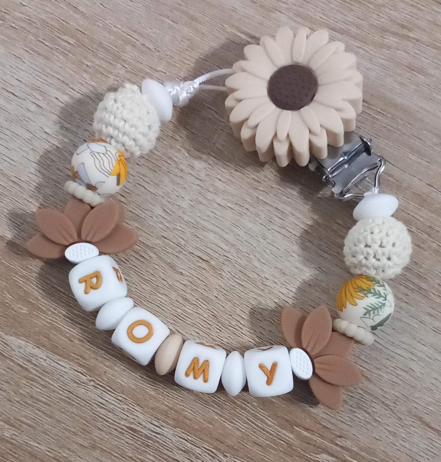 Attache tétine personnalisée fleurs de tournesol et lotus. Modèle Romy. Cadeau naissance, baby shower, jeunes parents. Création française