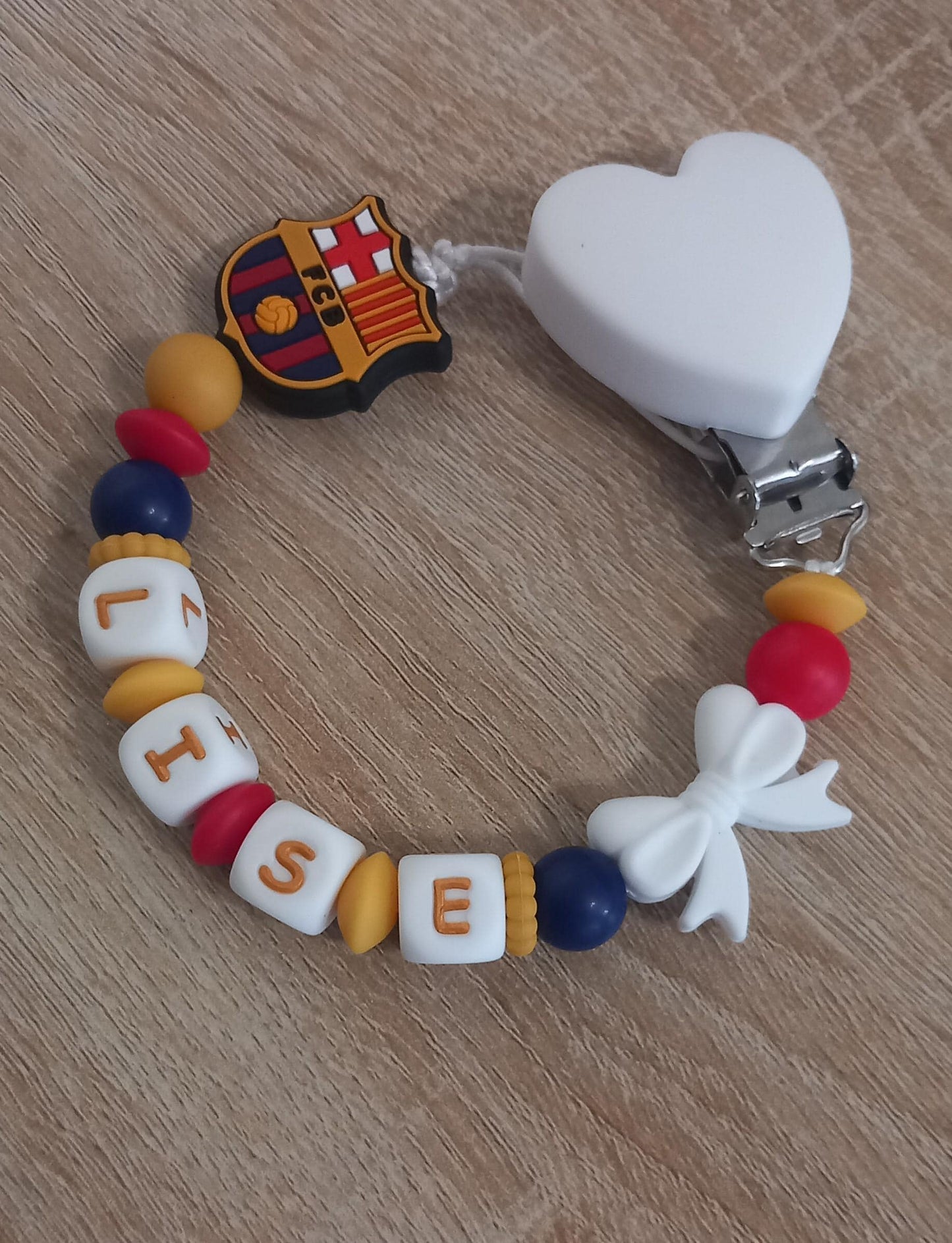 Attache tétine personnalisée, FC Barcelone. Modèle Lise FCB pour fille. Cadeau naissance, baby shower, jeunes parents. Création française.