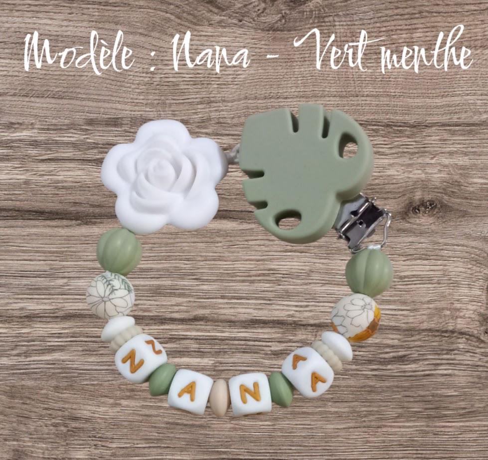 Attache tétine personnalisée, rose blanche. Modèle Nana, motif floral. Cadeau naissance, baby shower, jeunes parents. Création française.