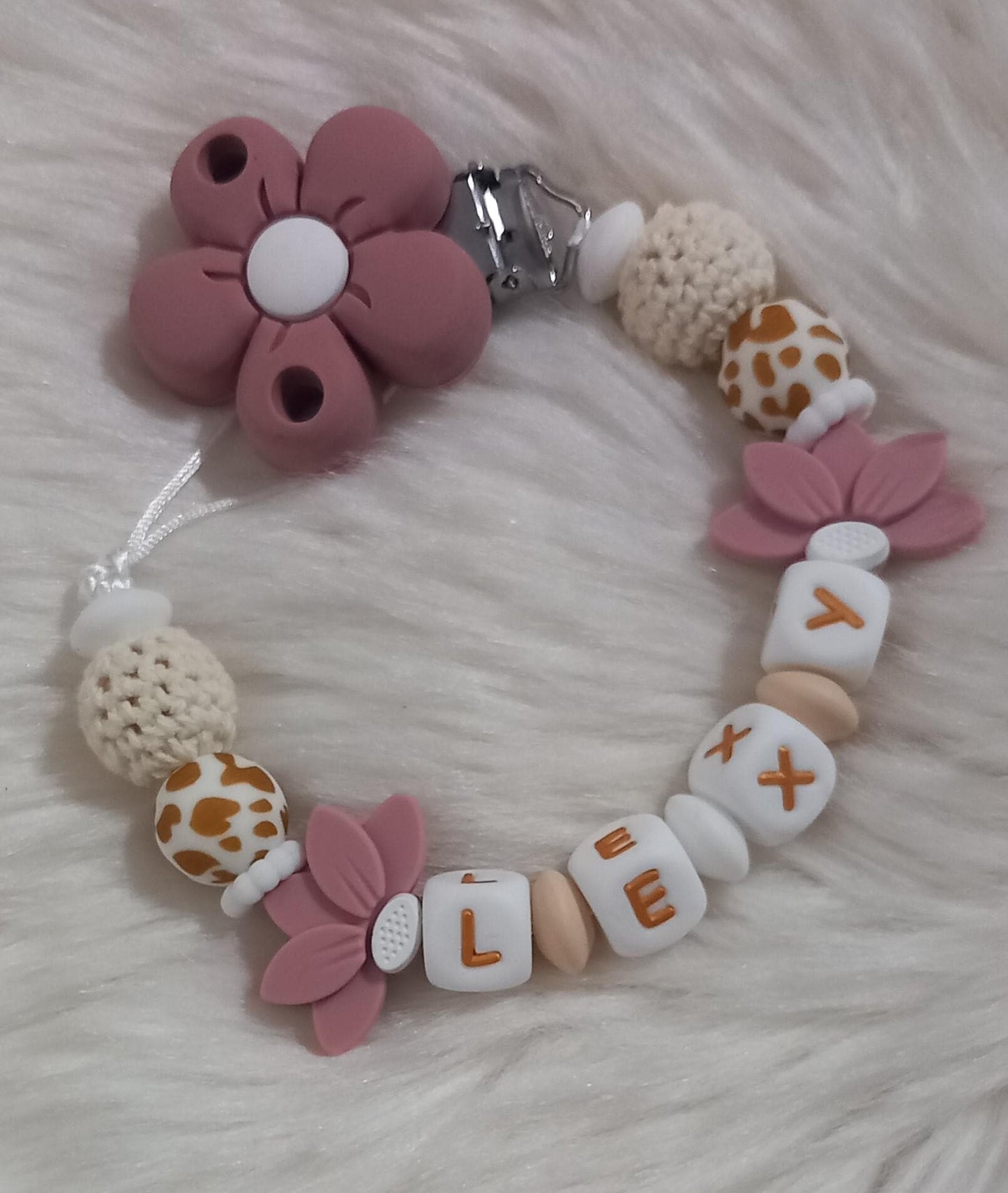 Attache tétine personnalisée. Modèle Lexy, thème fleur et jungle. Cadeau naissance, baby shower, jeunes parents. Création française.
