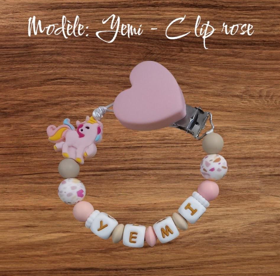 Attache tétine personnalisée, licorne rose. Modèle Yemi pour cadeau naissance, baby shower, jeunes parents. Création française, fait main.