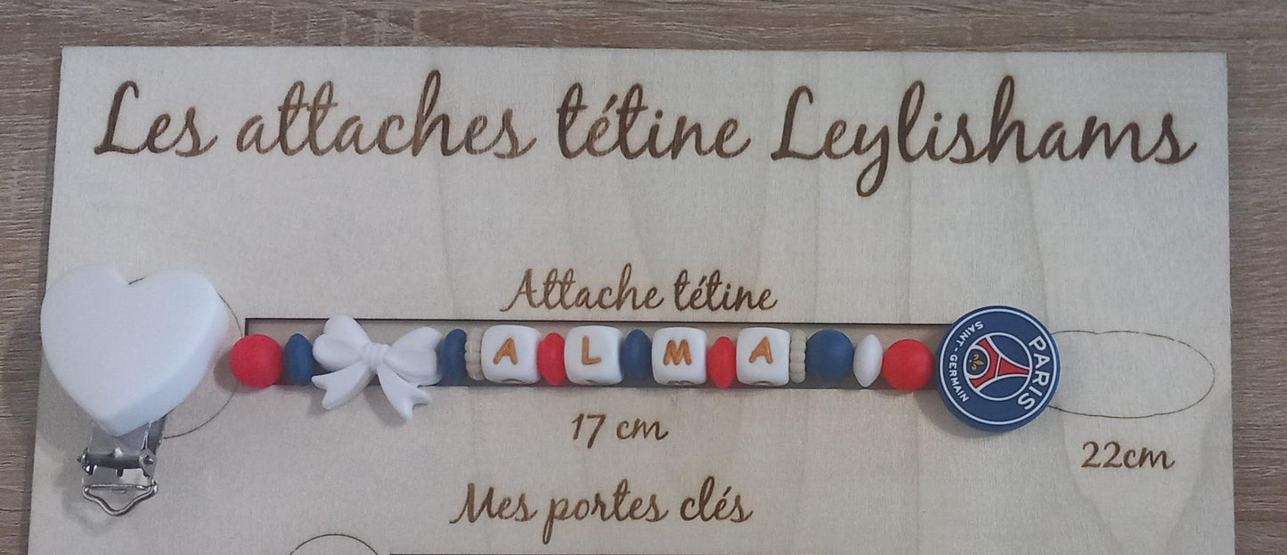 Attache tétine personnalisée Paris Saint Germain. Modèle Alma PSG pour fille. Cadeau naissance et jeunes parents. Création française.