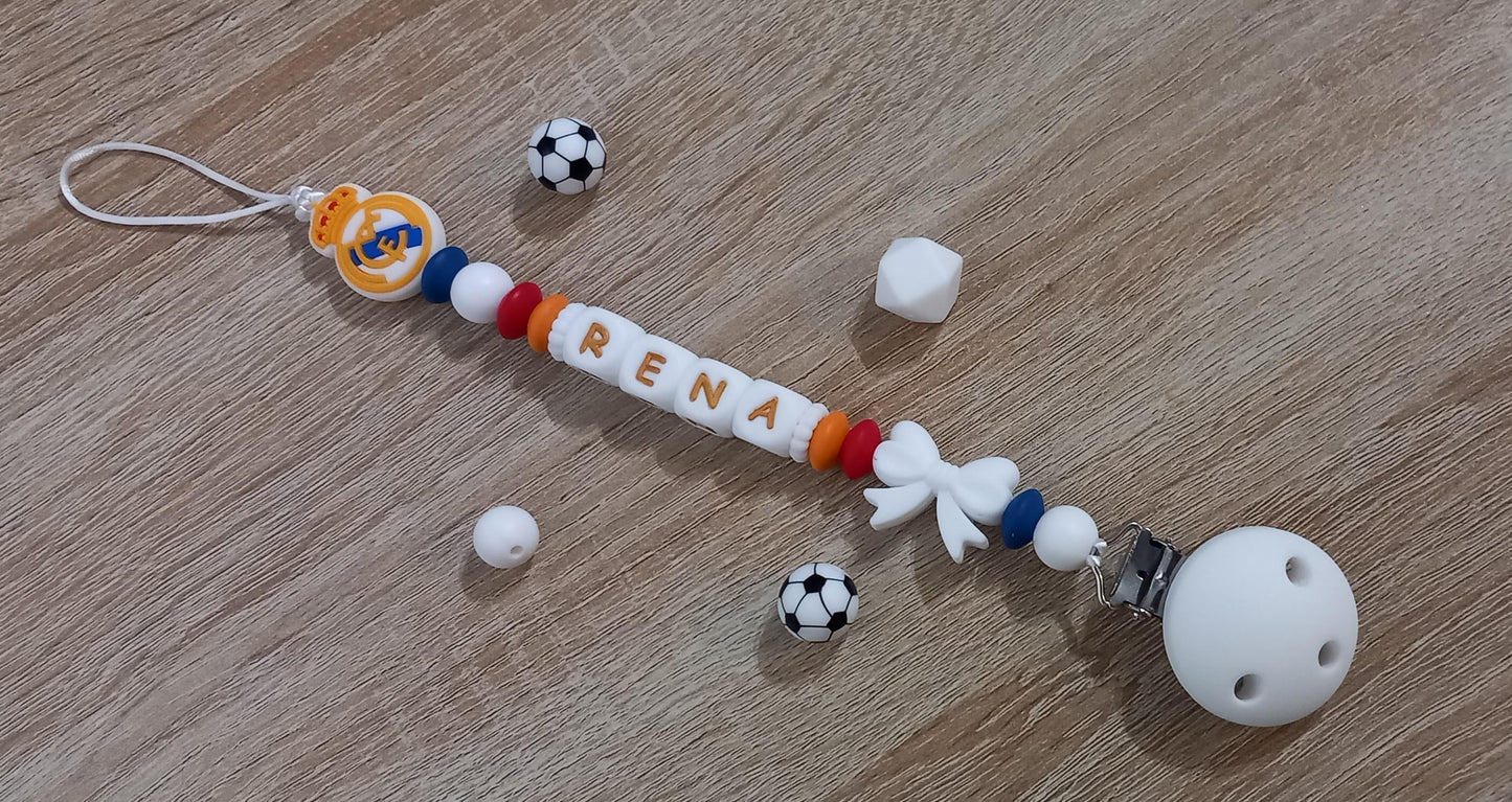 Attache tétine personnalisée Real Madrid. Modèle Rena pour fille. Cadeau naissance, baby shower, jeunes parents. Création française.