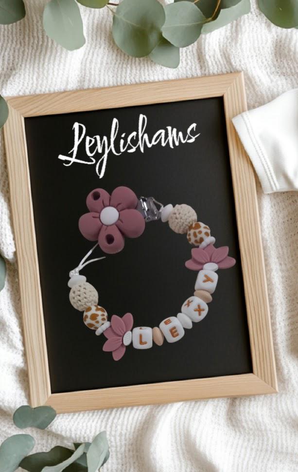 Attache tétine personnalisée. Modèle Lexy, thème fleur et jungle. Cadeau naissance, baby shower, jeunes parents. Création française.