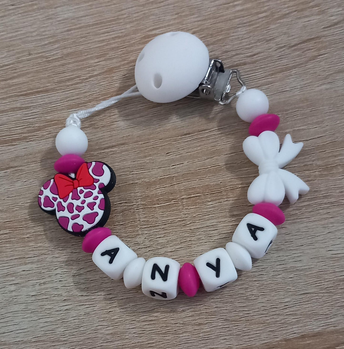 Attache tétine personnalisée, Mouse. Modèle Anya, tête de souris. Cadeau naissance, baby shower, jeunes parents. Création française.
