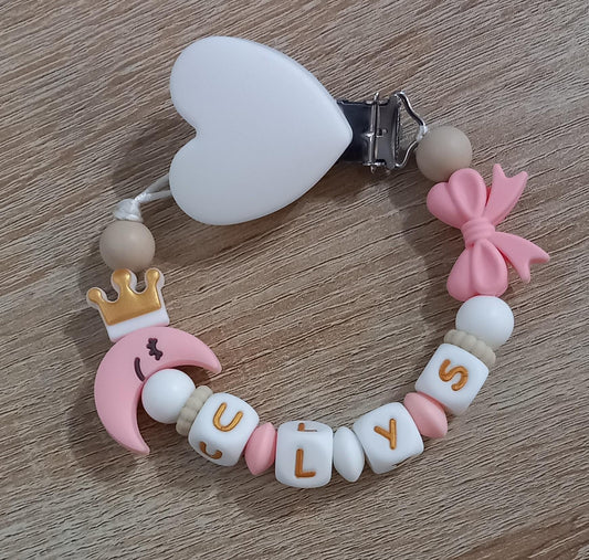 Attache tétine personnalisée sur le thème lune. Modèle Ulys. Cadeau naissance, baby shower, jeunes parents. Création française.
