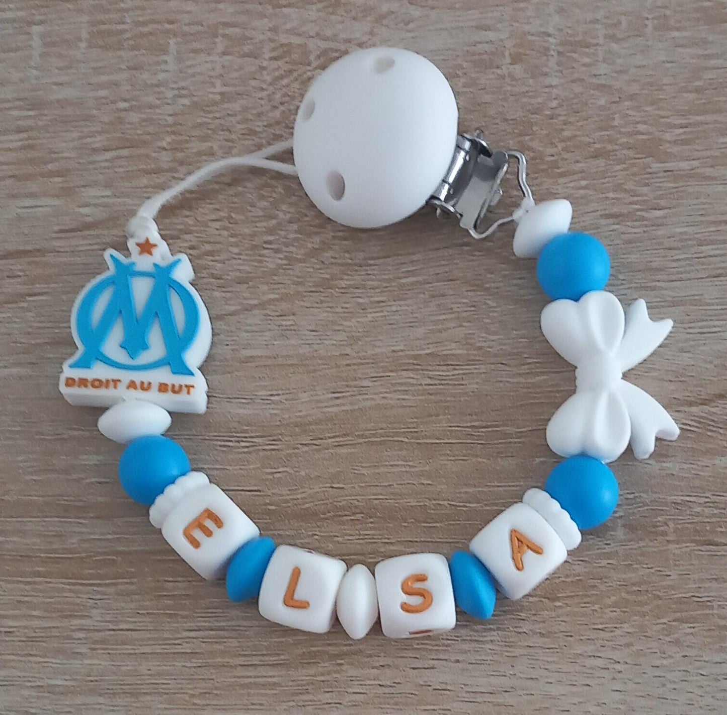 Attache tétine personnalisée Olympique de Marseille. Modèle Elsa OM fille. Cadeau naissance, baby shower, jeunes parents. Création française
