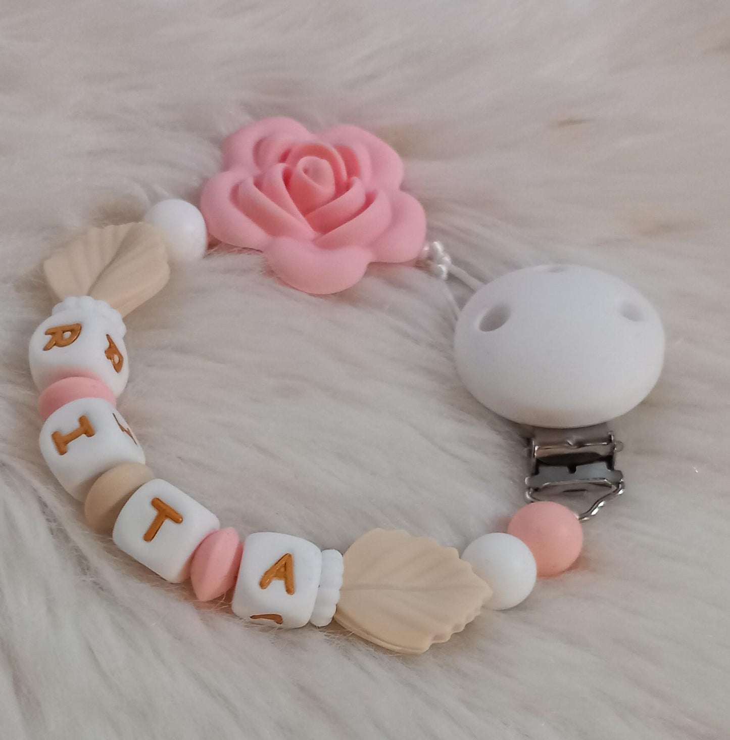 Attache tétine personnalisée, rose rose. Modèle Rita, motif floral. Cadeau naissance, baby shower, jeunes parents. Création française.