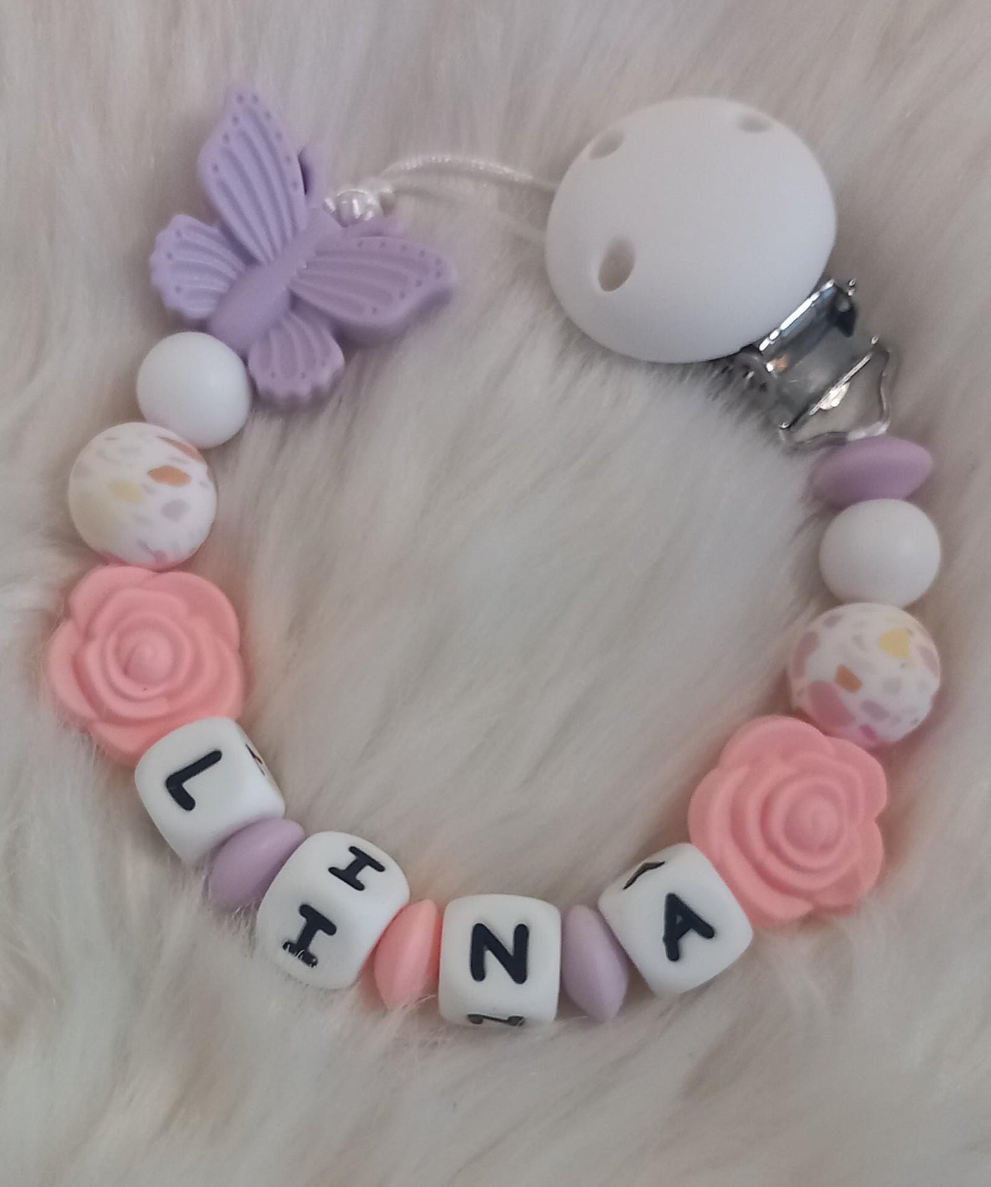 Attache tétine personnalisée papillon. Modèle Lina, thème girly. Cadeau naissance, baby shower, jeunes parents. Création française.