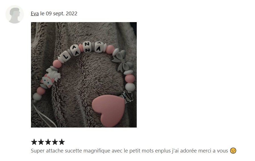 Attache tétine Marie Aristochat, clip cœur blanc, création française faite main. Coloris rose, blanc et gris. 
Idée cadeau naissance, anniversaire bébé et enfant, jeunes parents, baby shower. 