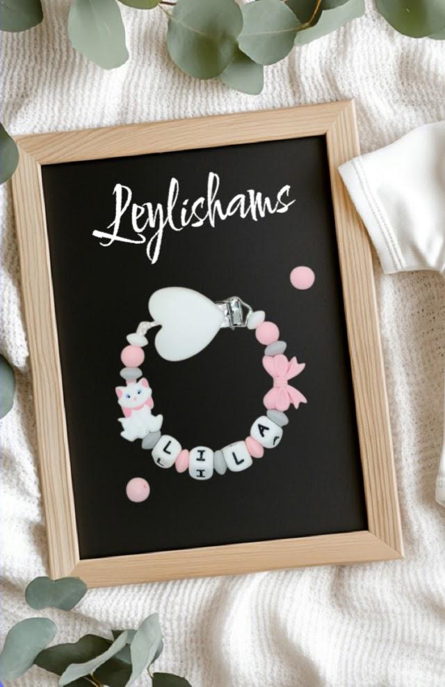 Attache tétine Marie Aristochat, clip cœur blanc, création française faite main. Coloris rose, blanc et gris. 
Idée cadeau naissance, anniversaire bébé et enfant, jeunes parents, baby shower. 