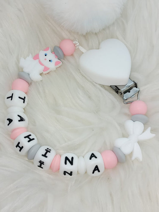 Attache tétine Marie Aristochat, clip cœur blanc, création française faite main. Coloris rose, blanc et gris. 
Idée cadeau naissance, anniversaire bébé et enfant, jeunes parents, baby shower. 