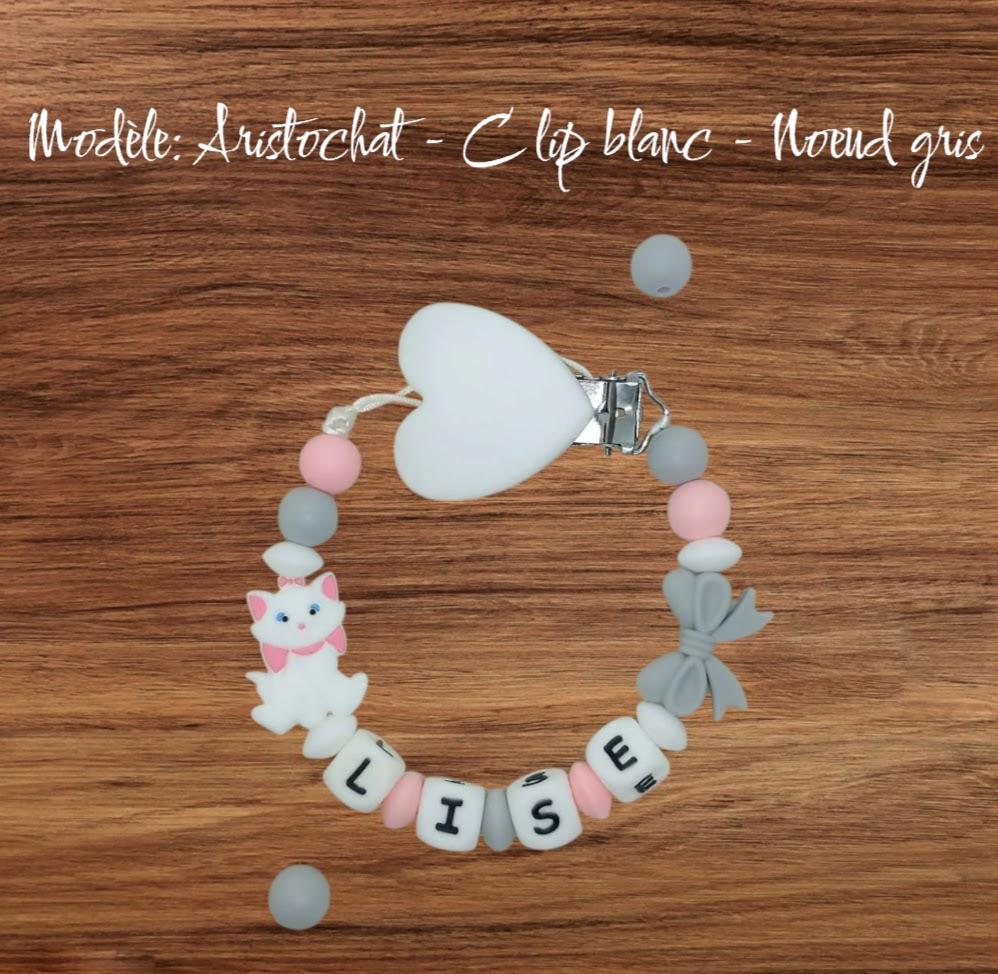 Attache tétine Marie Aristochat, clip cœur blanc, création française faite main. Coloris rose, blanc et gris. 
Idée cadeau naissance, anniversaire bébé et enfant, jeunes parents, baby shower. 