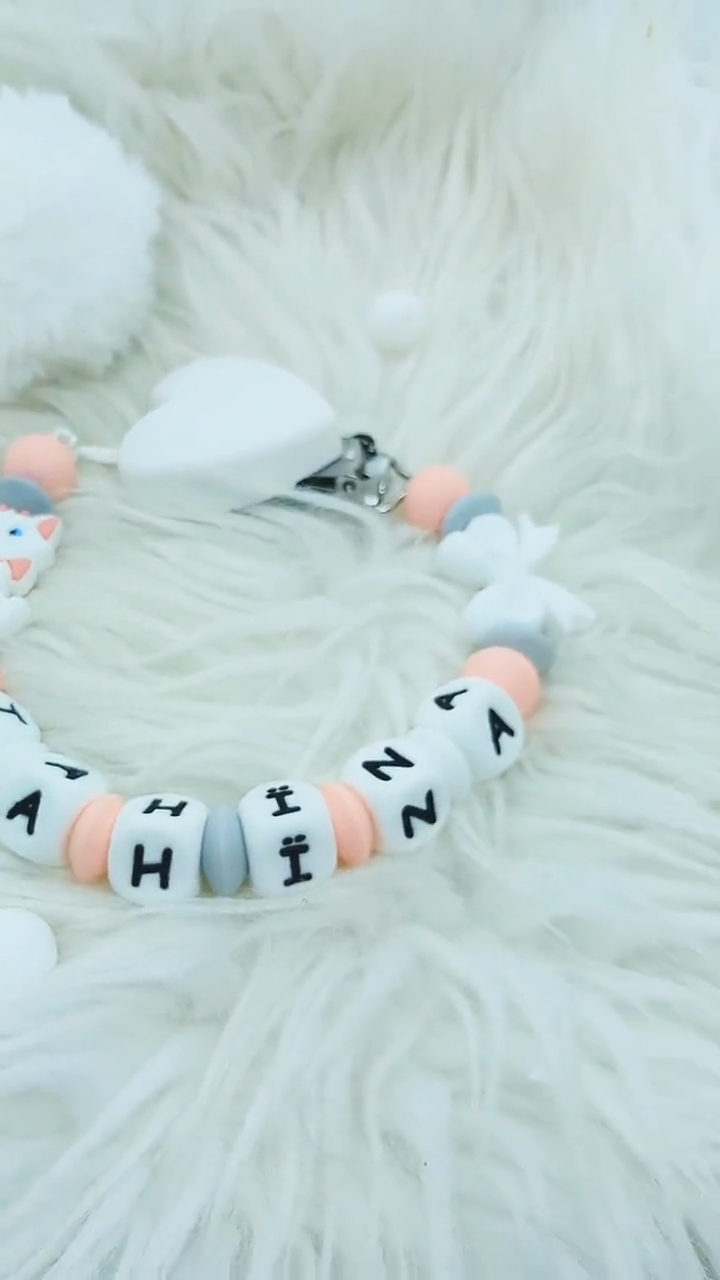 Attache tétine Marie Aristochat, clip cœur blanc, création française faite main. Coloris rose, blanc et gris. 
Idée cadeau naissance, anniversaire bébé et enfant, jeunes parents, baby shower. 