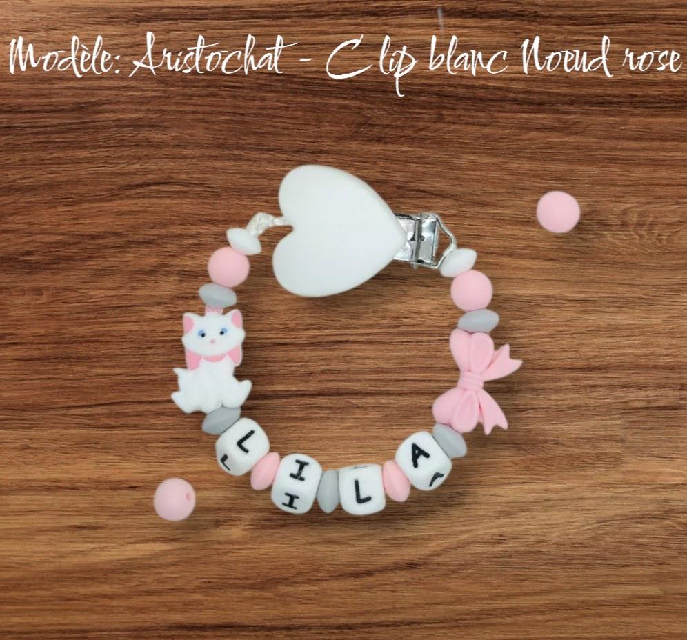 Attache tétine Marie Aristochat, clip cœur blanc, création française faite main. Coloris rose, blanc et gris. 
Idée cadeau naissance, anniversaire bébé et enfant, jeunes parents, baby shower. 