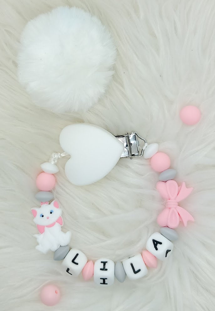 Attache tétine Marie Aristochat, clip cœur blanc, création française faite main. Coloris rose, blanc et gris. 
Idée cadeau naissance, anniversaire bébé et enfant, jeunes parents, baby shower. 