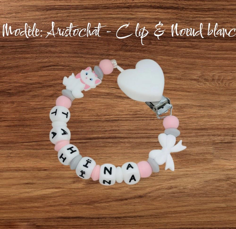 Attache tétine Marie Aristochat, clip cœur blanc, création française faite main. Coloris rose, blanc et gris. 
Idée cadeau naissance, anniversaire bébé et enfant, jeunes parents, baby shower. 