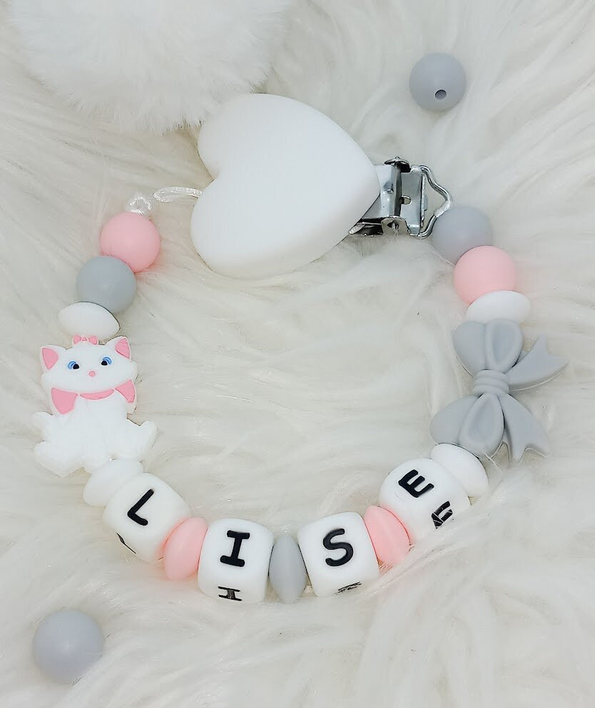 Attache tétine Marie Aristochat, clip cœur blanc, création française faite main. Coloris rose, blanc et gris. 
Idée cadeau naissance, anniversaire bébé et enfant, jeunes parents, baby shower. 