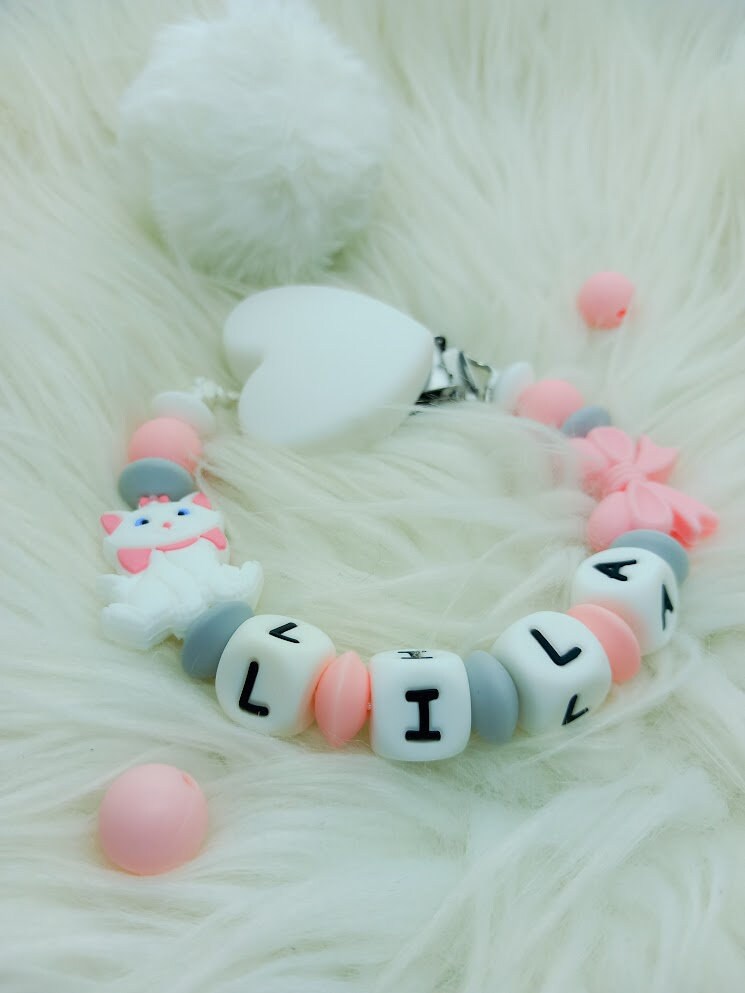 Attache tétine Marie Aristochat, clip cœur blanc, création française faite main. Coloris rose, blanc et gris. 
Idée cadeau naissance, anniversaire bébé et enfant, jeunes parents, baby shower. 
