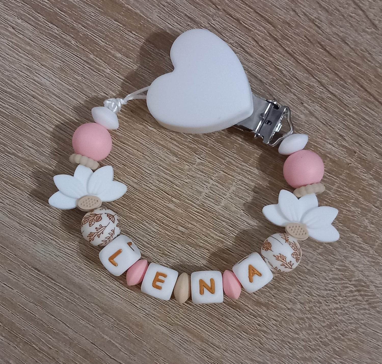 Attache tétine fille personnalisée, feuilles de lotus blanches, perles imprimées floral, clip silicone coeur.  
Idée cadeau naissance, anniversaire, babyshower, jeunes parents. Attache tétine girly.