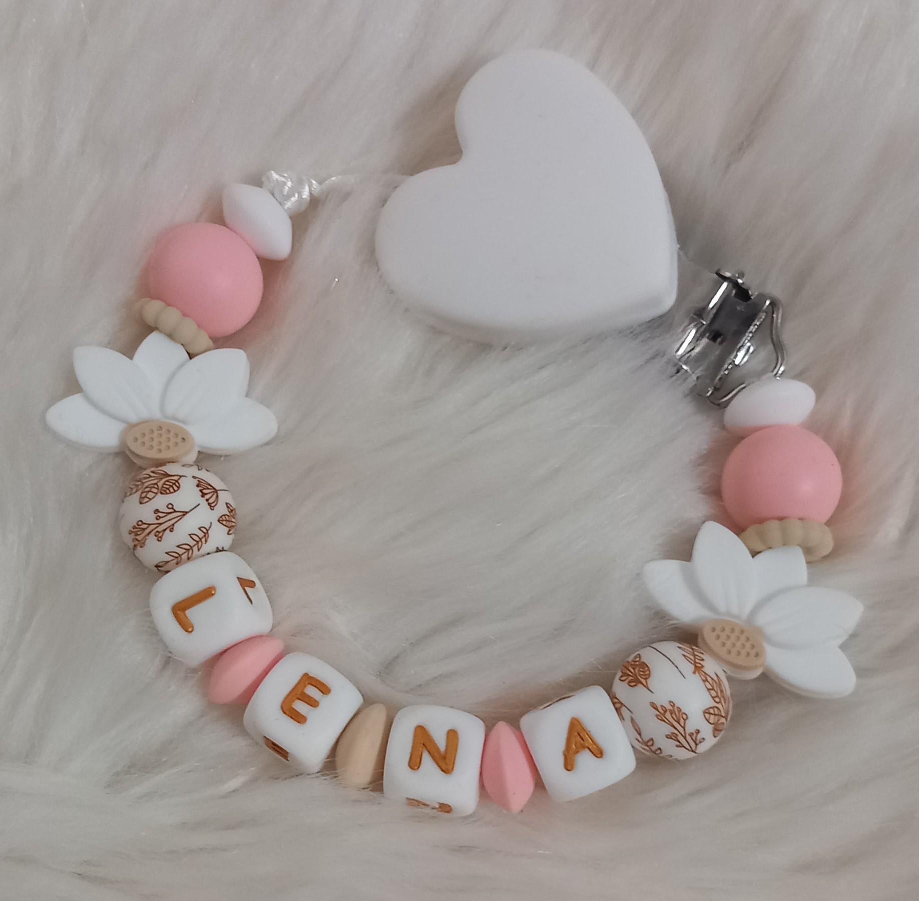 Attache tétine fille personnalisée, feuilles de lotus blanches, perles imprimées floral, clip silicone coeur.  
Idée cadeau naissance, anniversaire, babyshower, jeunes parents. Attache tétine girly.