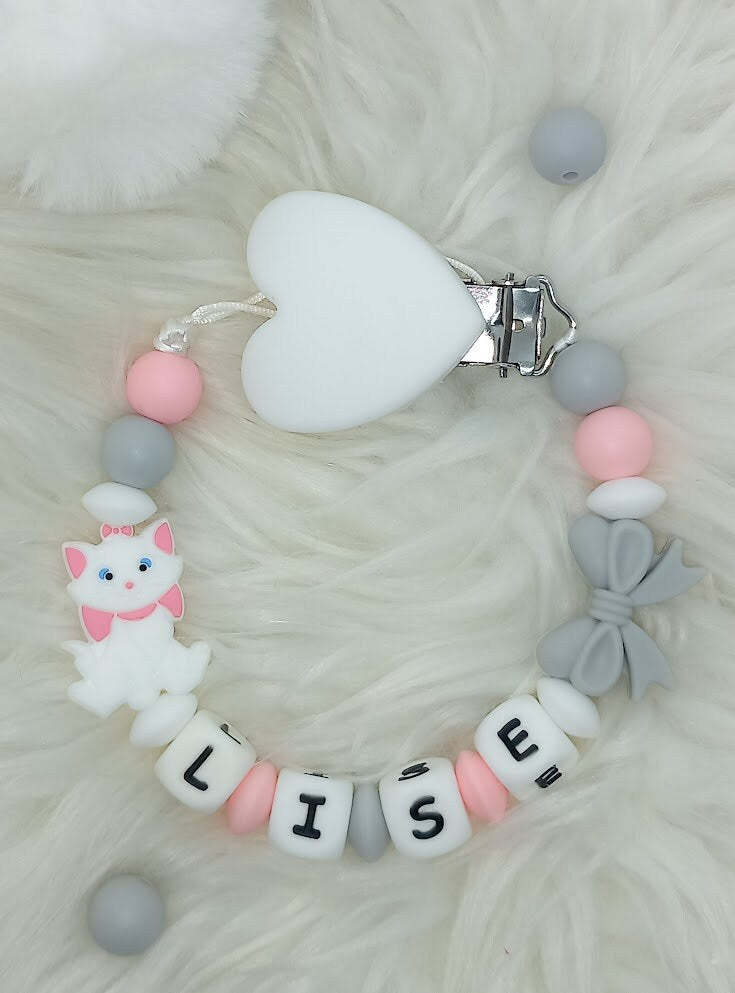 Attache tétine Marie Aristochat, clip cœur blanc, création française faite main. Coloris rose, blanc et gris. 
Idée cadeau naissance, anniversaire bébé et enfant, jeunes parents, baby shower. 