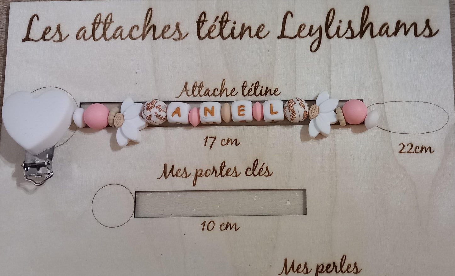 Attache tétine fille personnalisée, feuilles de lotus blanches, perles imprimées floral, clip silicone coeur.  
Idée cadeau naissance, anniversaire, babyshower, jeunes parents. Attache tétine girly.