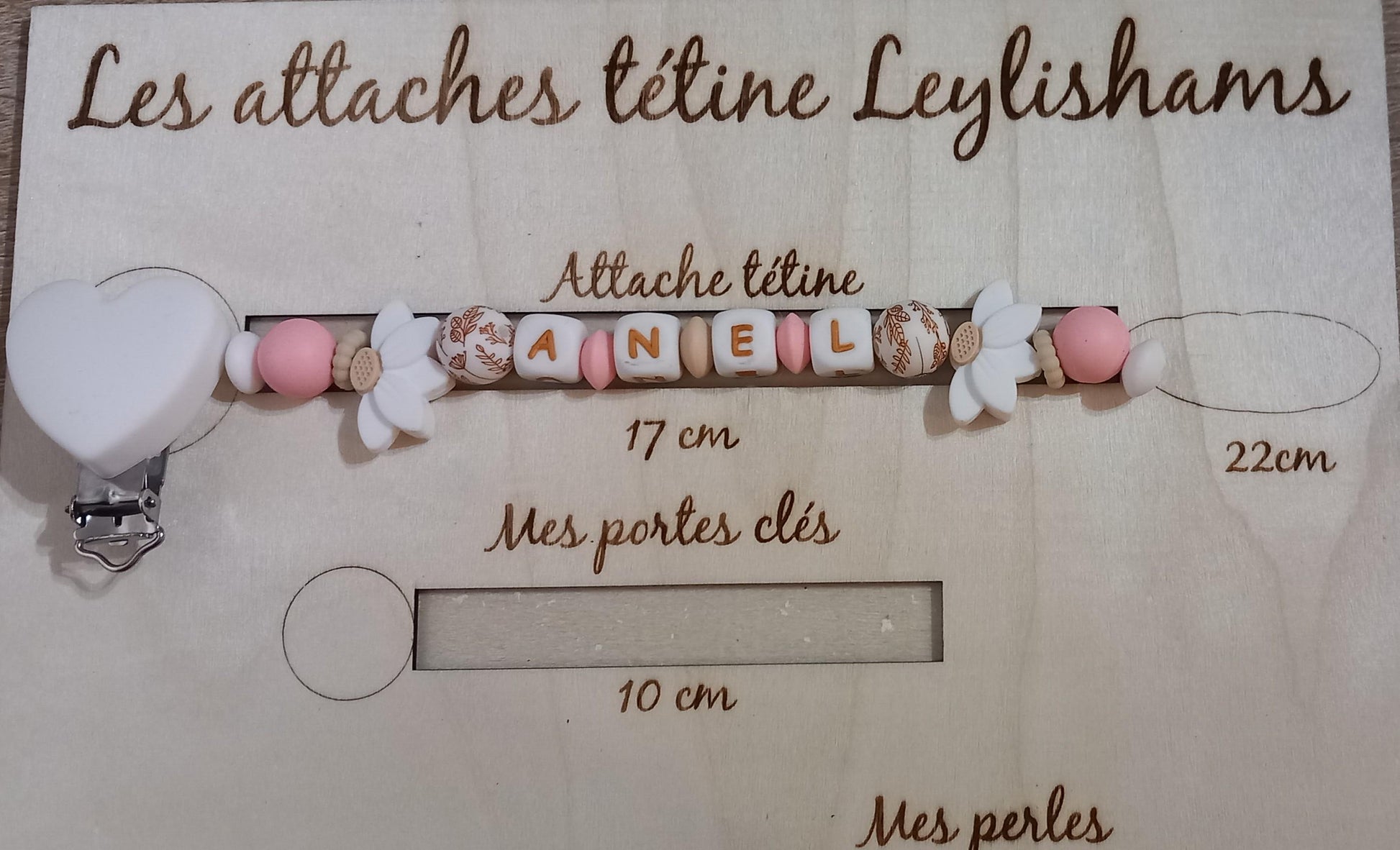 Attache tétine fille personnalisée, feuilles de lotus blanches, perles imprimées floral, clip silicone coeur.  
Idée cadeau naissance, anniversaire, babyshower, jeunes parents. Attache tétine girly.