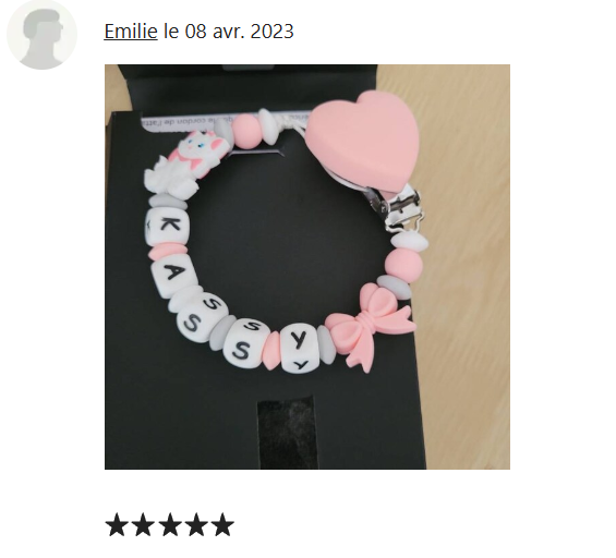 Attache tétine Marie Aristochat, clip cœur blanc, création française faite main. Coloris rose, blanc et gris. 
Idée cadeau naissance, anniversaire bébé et enfant, jeunes parents, baby shower. 