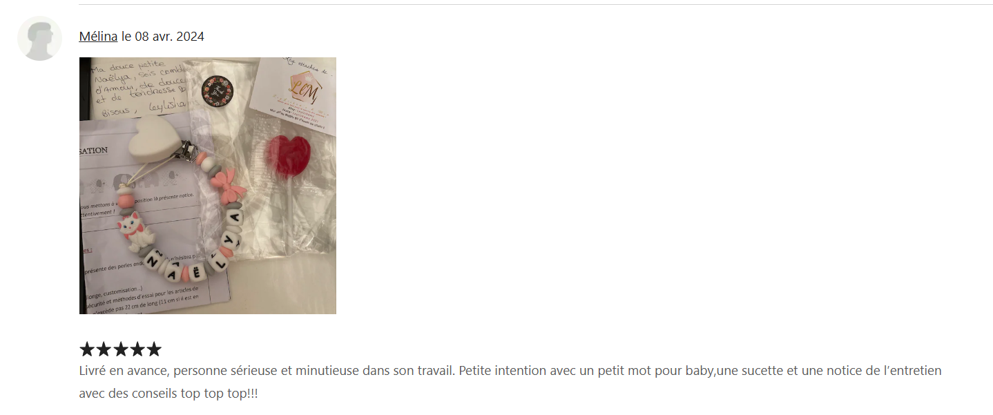 Attache tétine Marie Aristochat, clip cœur blanc, création française faite main. Coloris rose, blanc et gris. 
Idée cadeau naissance, anniversaire bébé et enfant, jeunes parents, baby shower. 