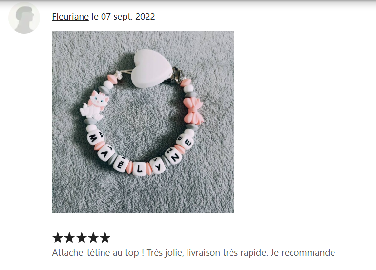 Attache tétine Marie Aristochat, clip cœur blanc, création française faite main. Coloris rose, blanc et gris. 
Idée cadeau naissance, anniversaire bébé et enfant, jeunes parents, baby shower. 