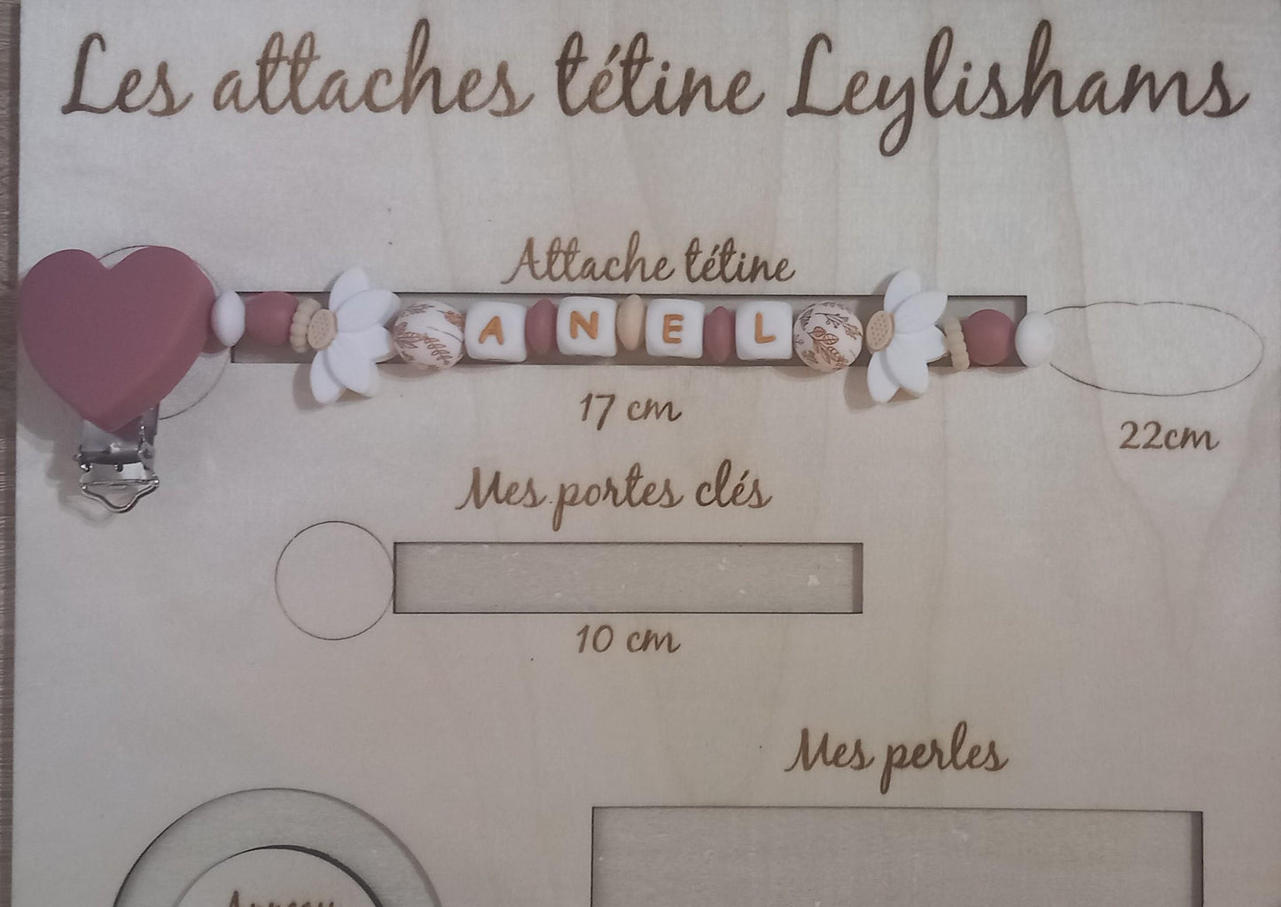 Attache tétine fille personnalisée, feuilles de lotus blanches, perles imprimées floral, clip silicone coeur.  
Idée cadeau naissance, anniversaire, babyshower, jeunes parents. Attache tétine girly.